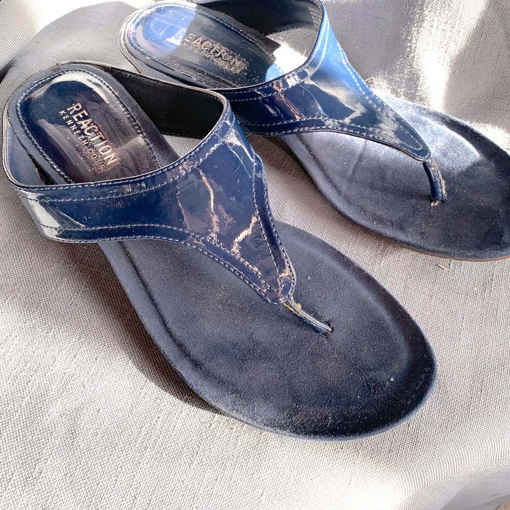 Kenneth Kole blue patent wedge thong sandal size 8